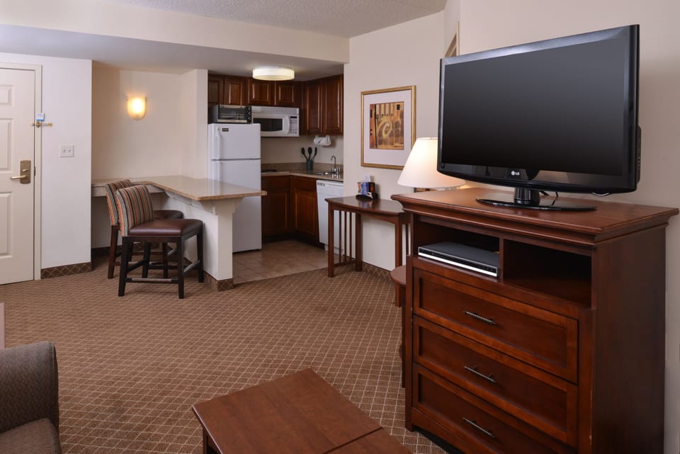 Desk, soundproofing, free WiFi, bed sheets