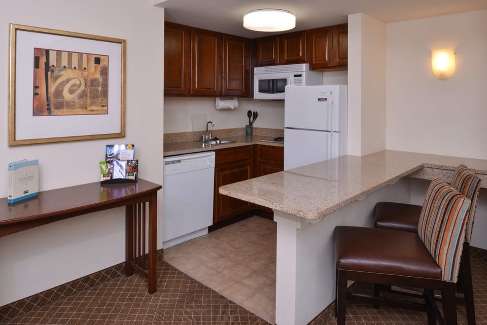 Fridge, microwave, stovetop, dishwasher