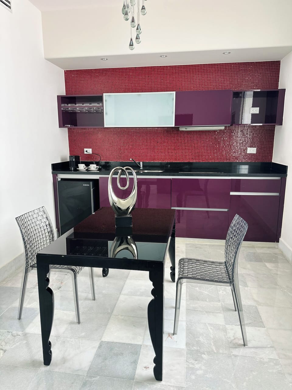 Honeymoon Suite, 1 King Bed, Ocean View | Living area | 60-inch Smart TV with cable channels