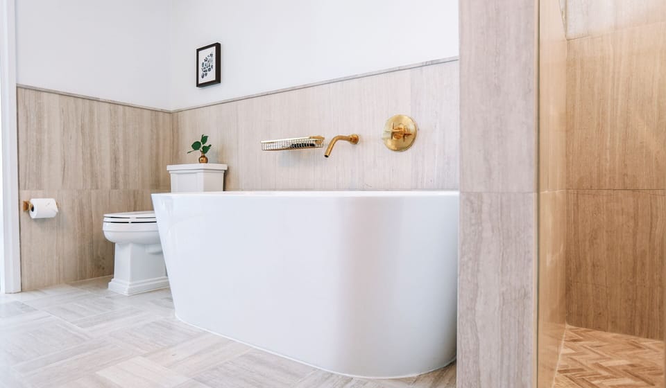 Deep soaking bathtub
