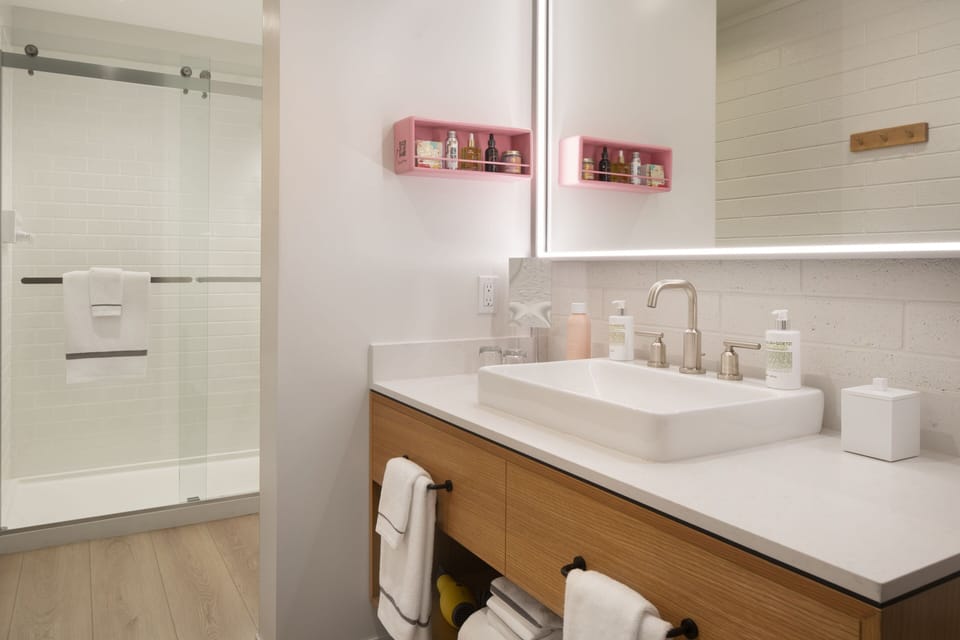 Hypo-allergenic bedding, minibar, free WiFi, bed sheets