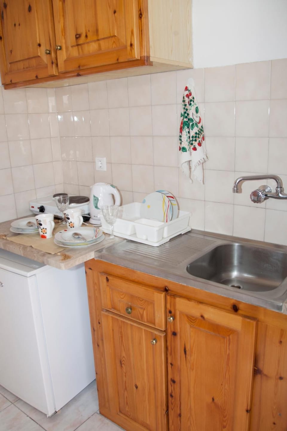 Fridge, stovetop, electric kettle, cookware/dishes/utensils