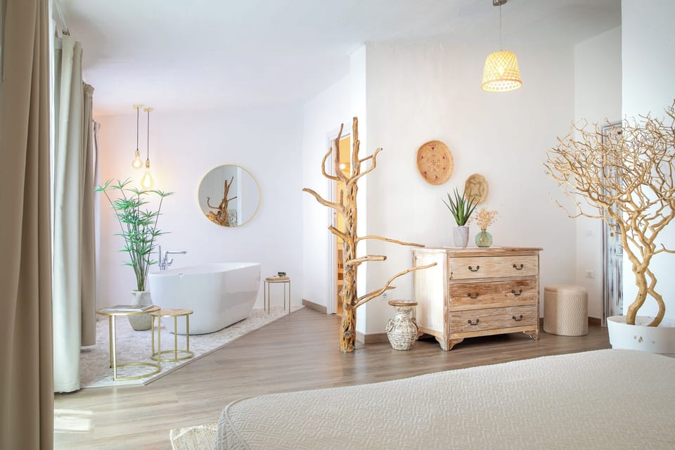 Junior Studio Suite, 1 King Bed, Bathtub | Minibar, in-room safe, blackout drapes, cribs/infant beds