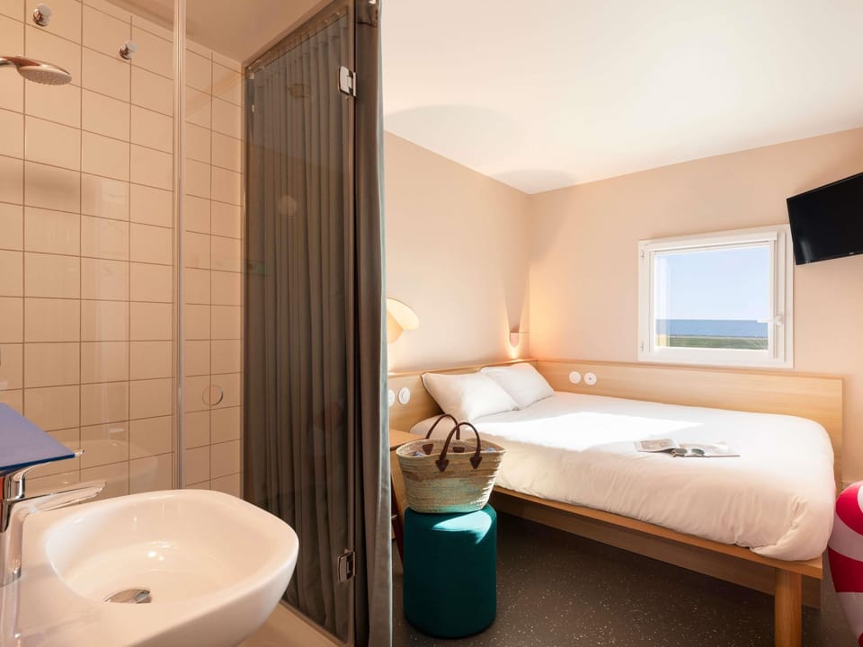 Room, 1 Double Bed | Desk, blackout drapes, soundproofing, free cribs/infant beds