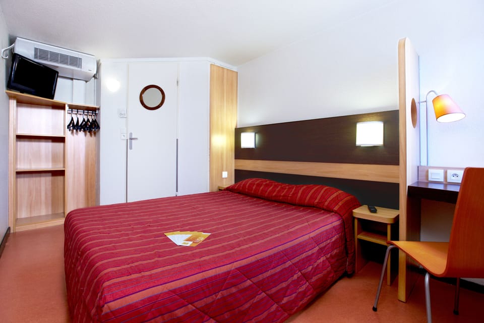 Standard Room, 1 Double Bed | Desk, blackout drapes, free cribs/infant beds, free WiFi