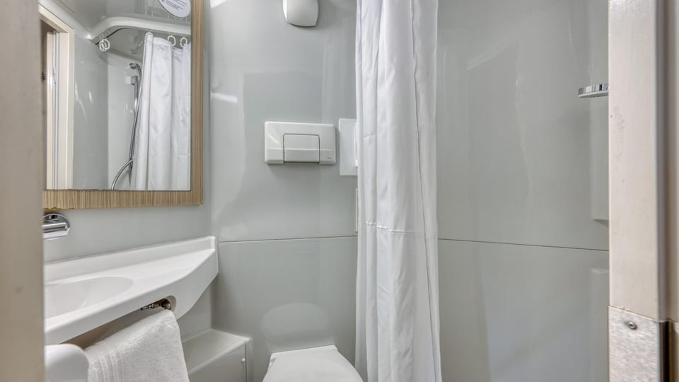 Shower, eco-friendly toiletries, towels