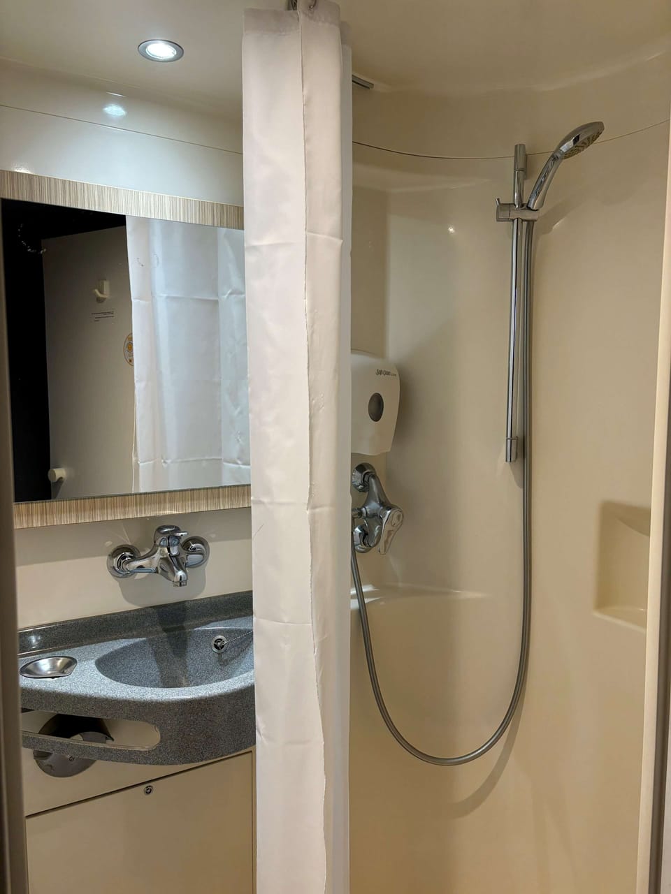 Shower, eco-friendly toiletries, towels