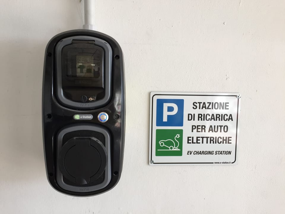 Electric vehicle charging station