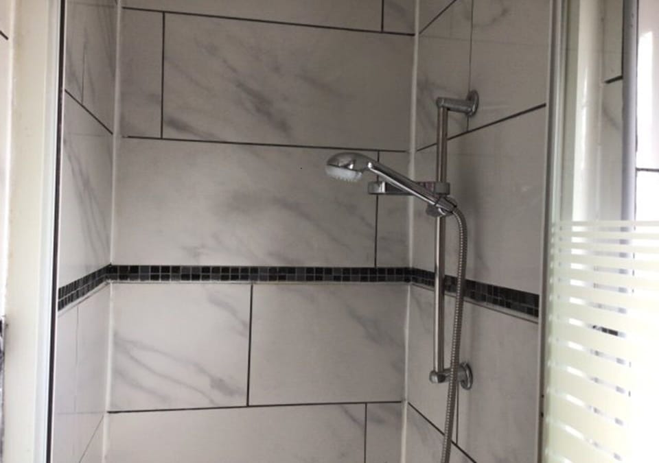 Basic Double Room | Bathroom | Shower, hydromassage showerhead, free toiletries, towels