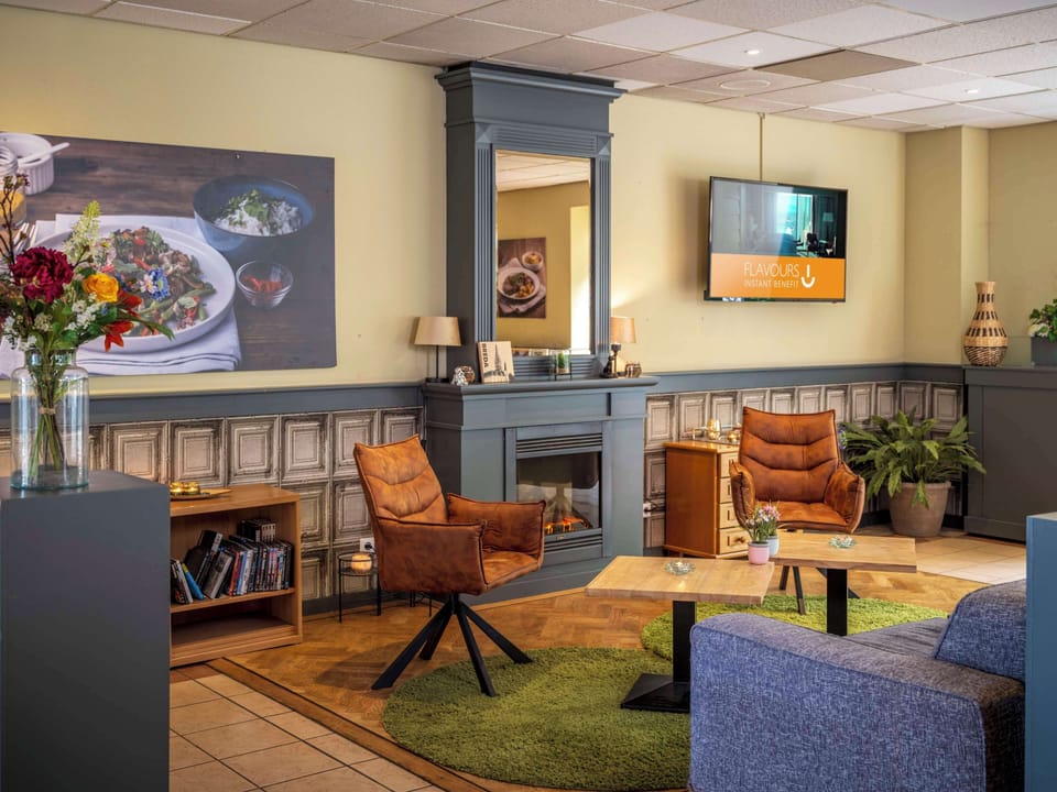 Lobby lounge