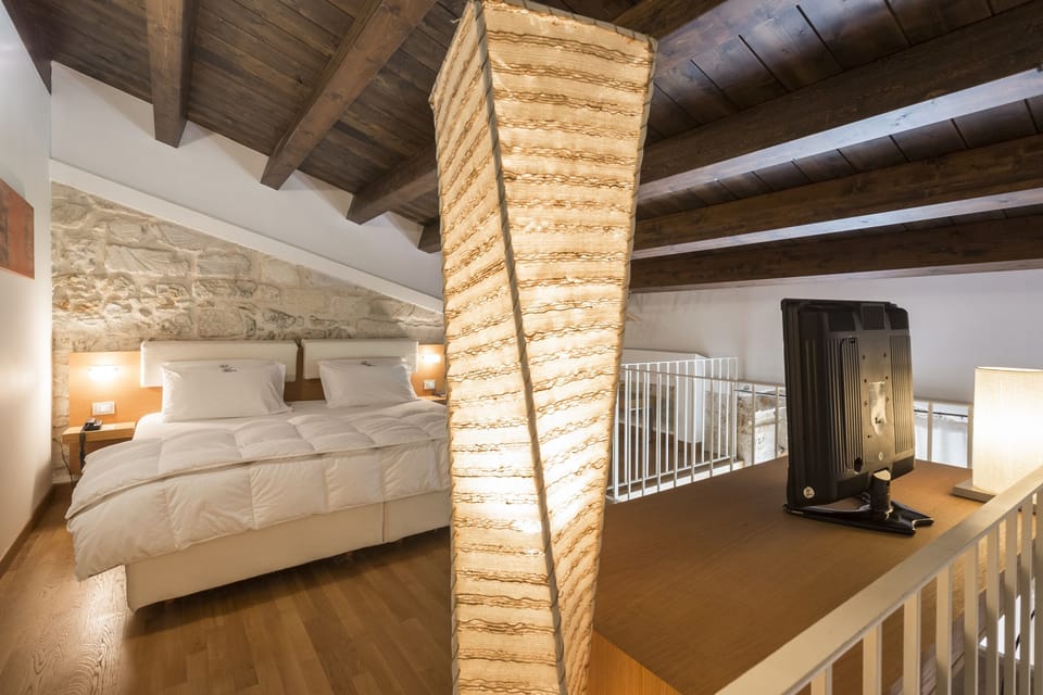 Hypo-allergenic bedding, in-room safe, desk, laptop workspace