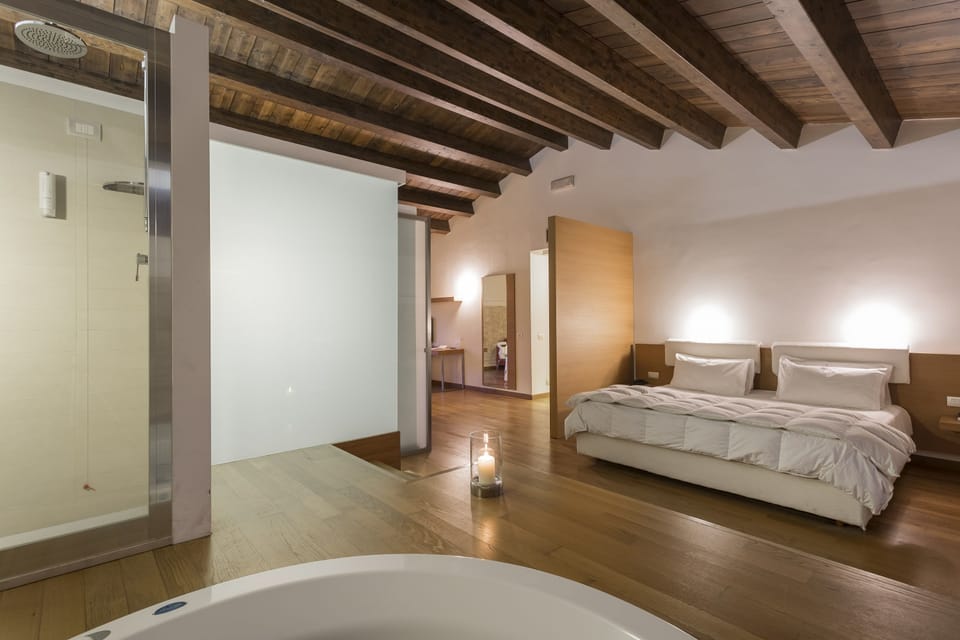 Suite | Hypo-allergenic bedding, in-room safe, desk, laptop workspace