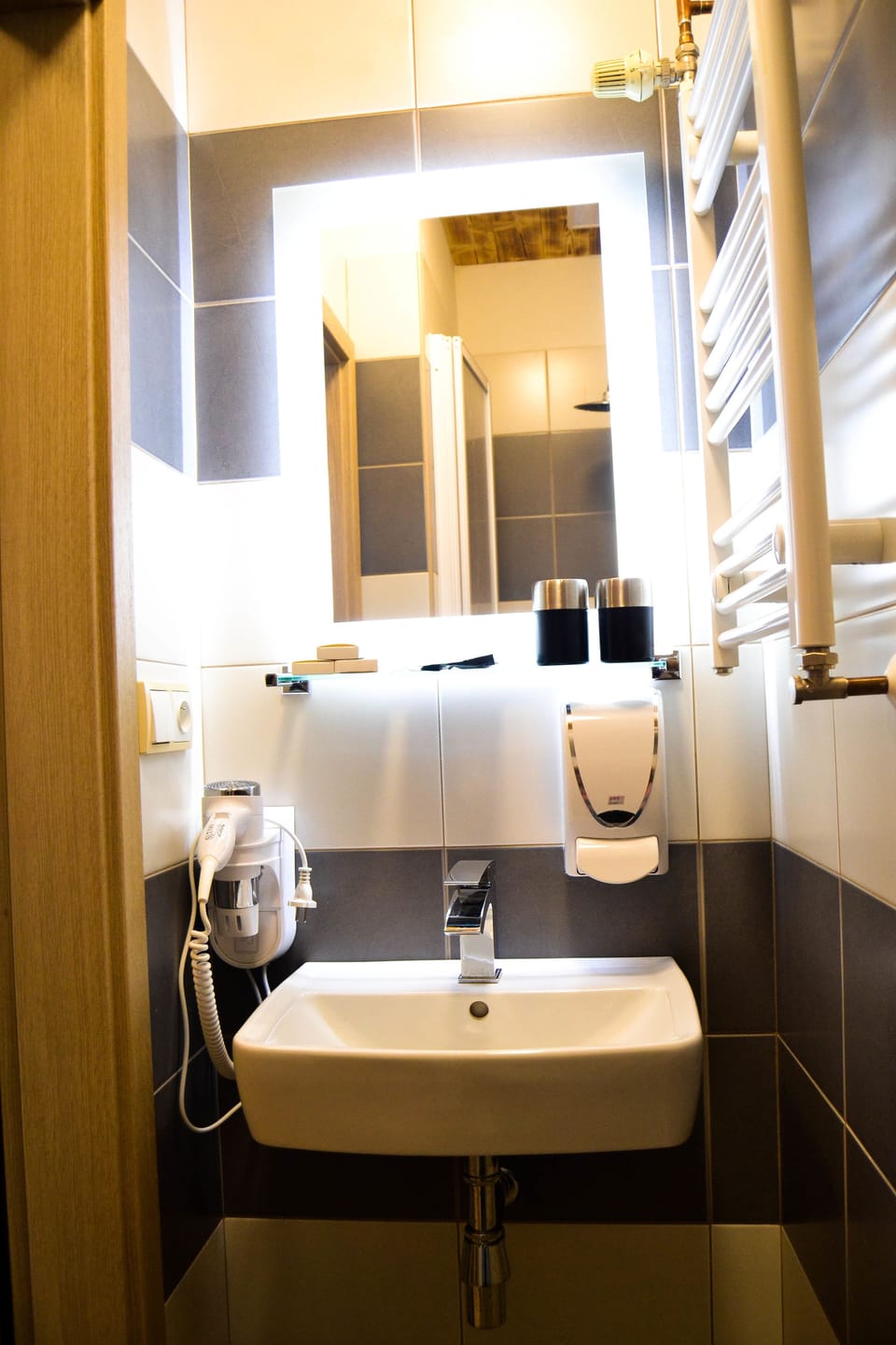 Superior Quadruple Room | Bathroom sink