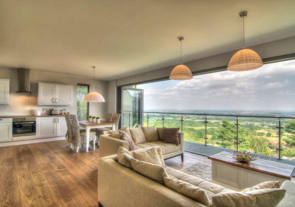 Deluxe Cabin | Living area | Flat-screen TV