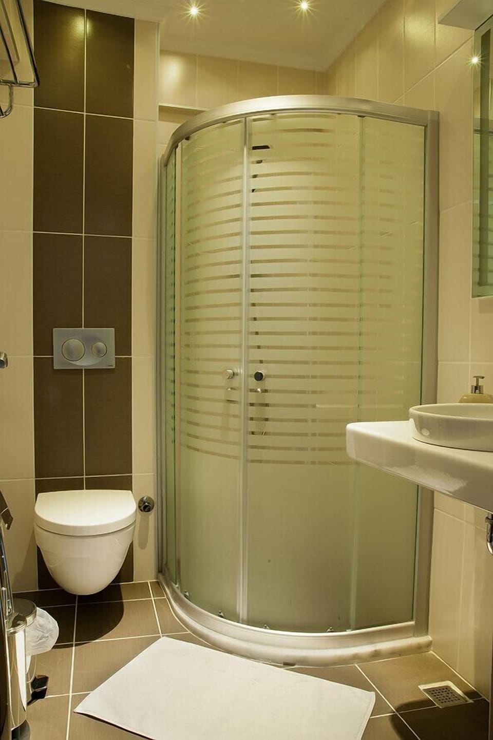 Standard Double or Twin Room | Bathroom | Shower, free toiletries, hair dryer, towels