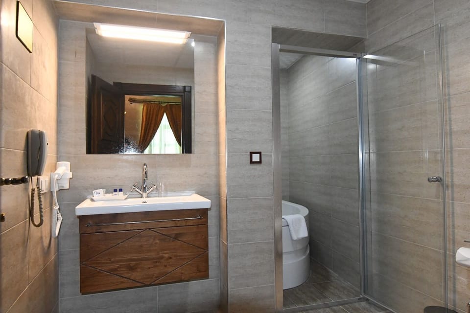 Deluxe Suite | Bathroom | Deep soaking tub, free toiletries, hair dryer, slippers