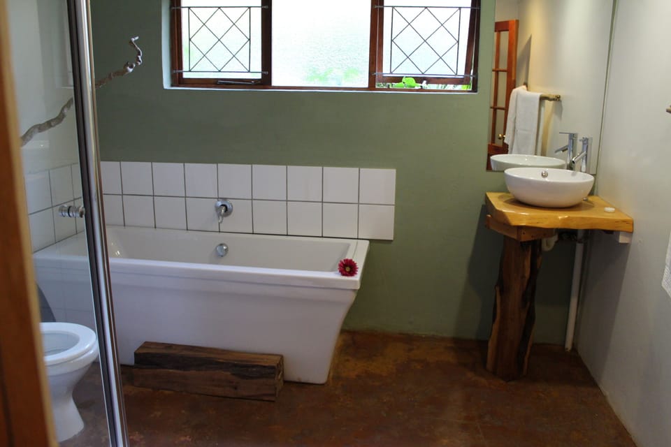 Luxury Room, 1 Bedroom | Bathroom | Free toiletries, hair dryer, towels