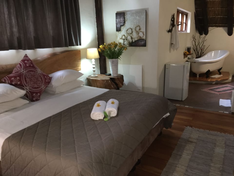 Luxury King Room Upperdeck | Bathroom | Shower, free toiletries, towels