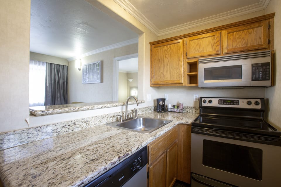 Penthouse | Private kitchenette | Fridge, microwave, coffee/tea maker