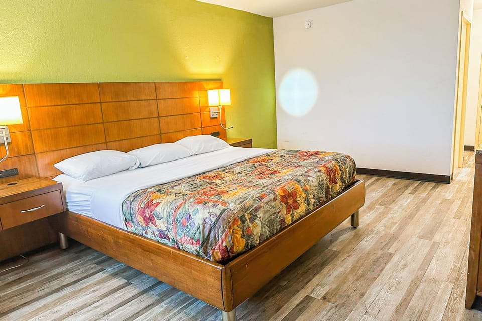 Room, 1 King Bed, Accessible Bathtub, Non Smoking | Premium bedding, iron/ironing board, free WiFi, alarm clocks