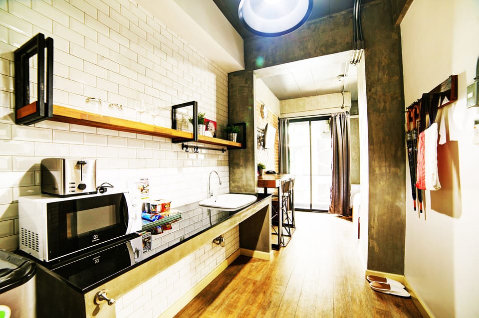 Design Twin Room, Balcony, City View | In-room dining