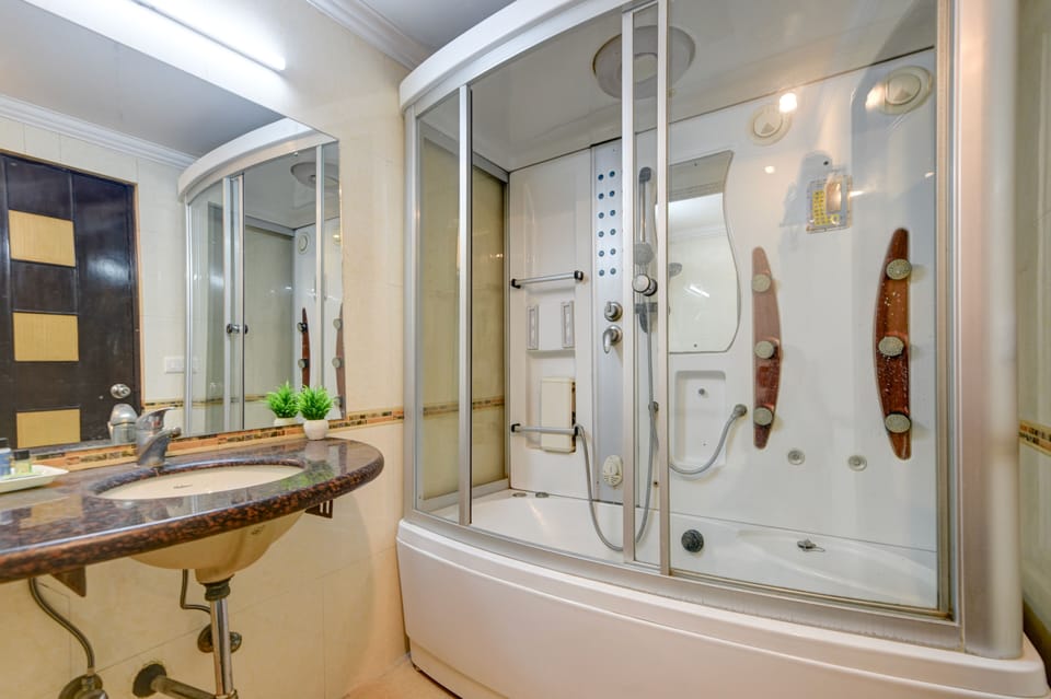Shower, rainfall showerhead, free toiletries, slippers