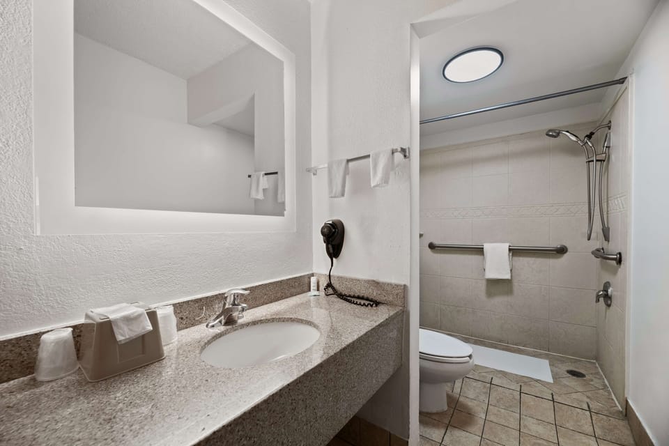Combined shower/tub, free toiletries, hair dryer, towels