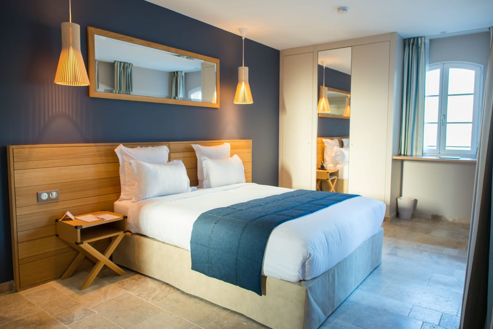 Premium bedding, in-room safe, desk, blackout drapes