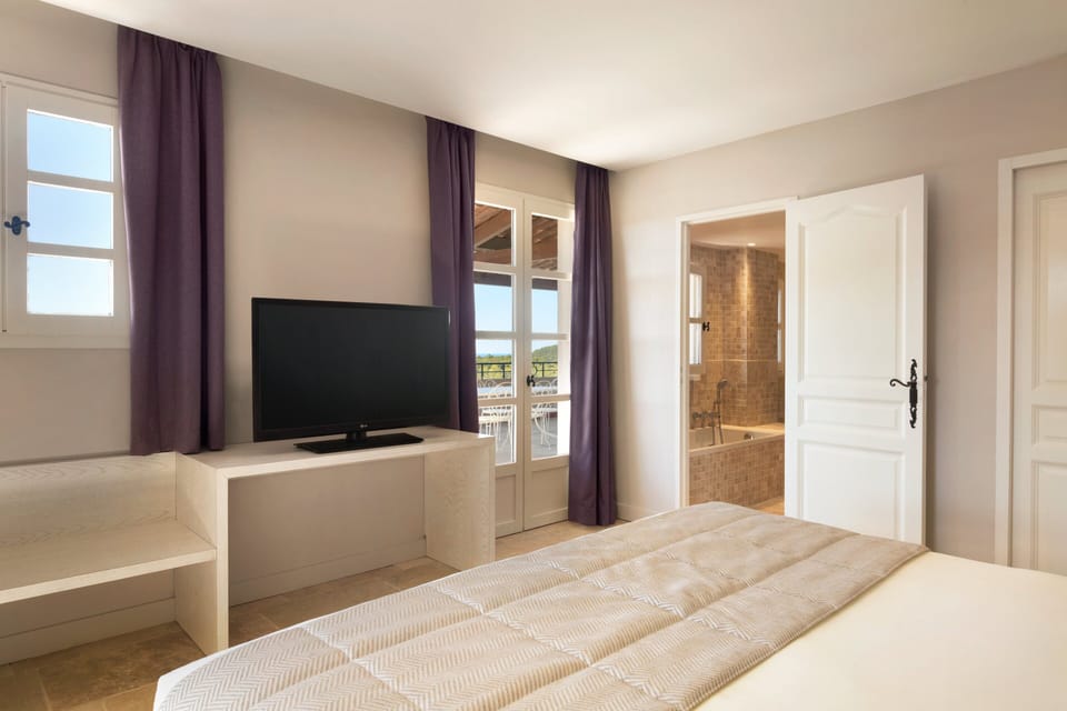 Classic Suite, 1 Queen Bed with Sofa bed | Premium bedding, in-room safe, desk, blackout drapes