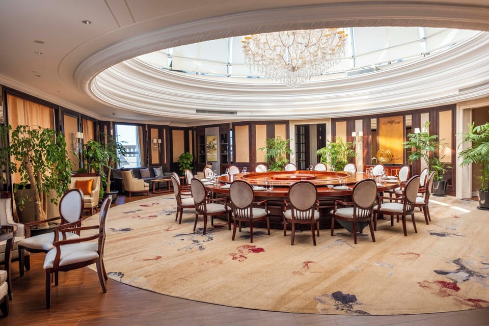3 restaurants; lunch and dinner served