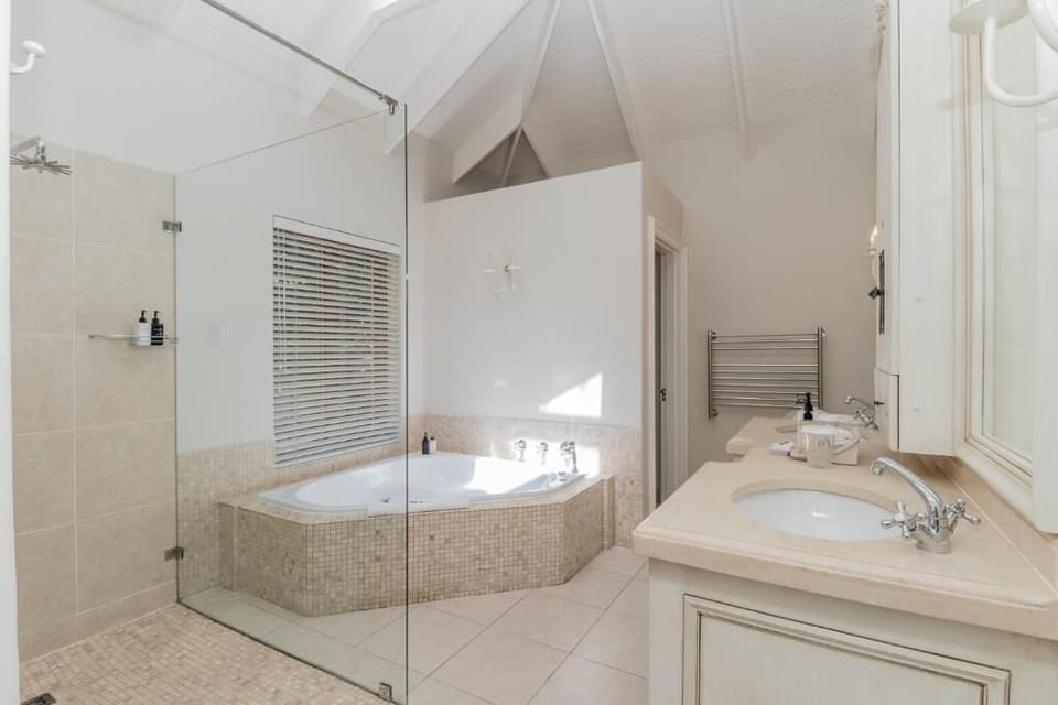 Executive :The Rose Suite  | Bathroom | Deep soaking tub, free toiletries, hair dryer, bathrobes