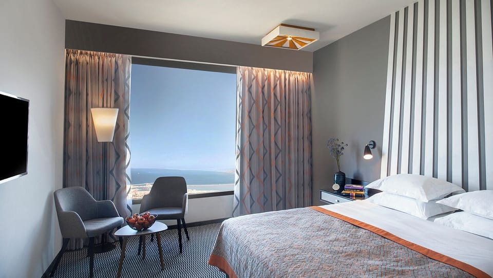 Executive Triple Room, Bay View | Minibar, in-room safe, desk, soundproofing