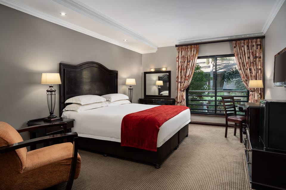 Executive Room, 1 Queen Bed | Premium bedding, down comforters, pillowtop beds, in-room safe