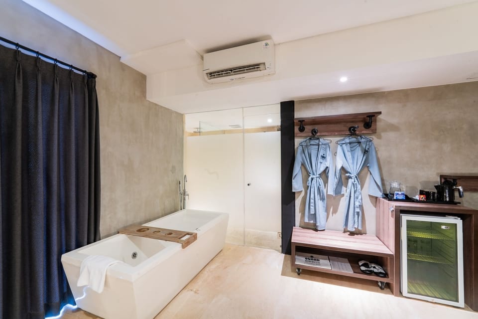 Grand Deluxe Stark Room | Down comforters, pillowtop beds, minibar, in-room safe