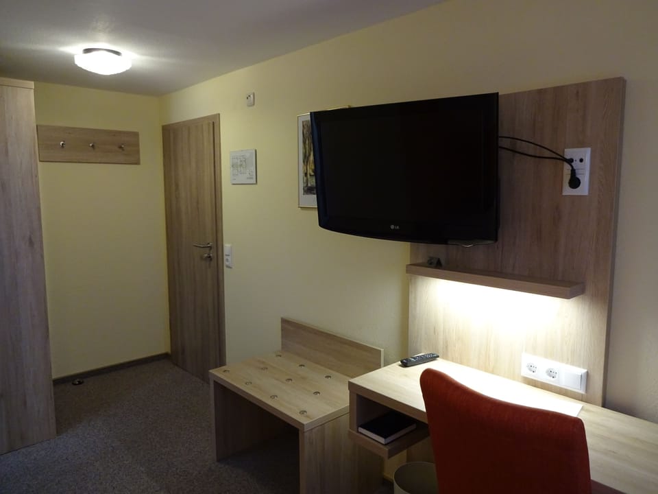 Single Room | Desk, soundproofing, free cribs/infant beds, rollaway beds