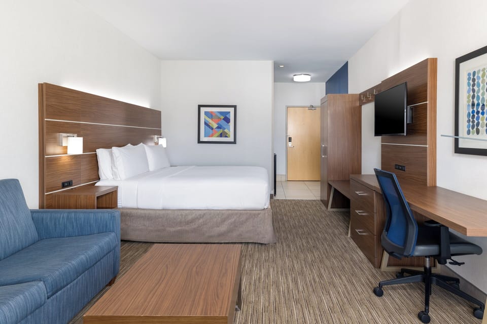 Premium bedding, in-room safe, desk, blackout drapes