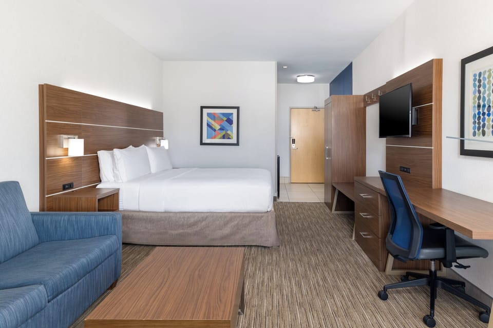 Premium bedding, in-room safe, desk, blackout drapes