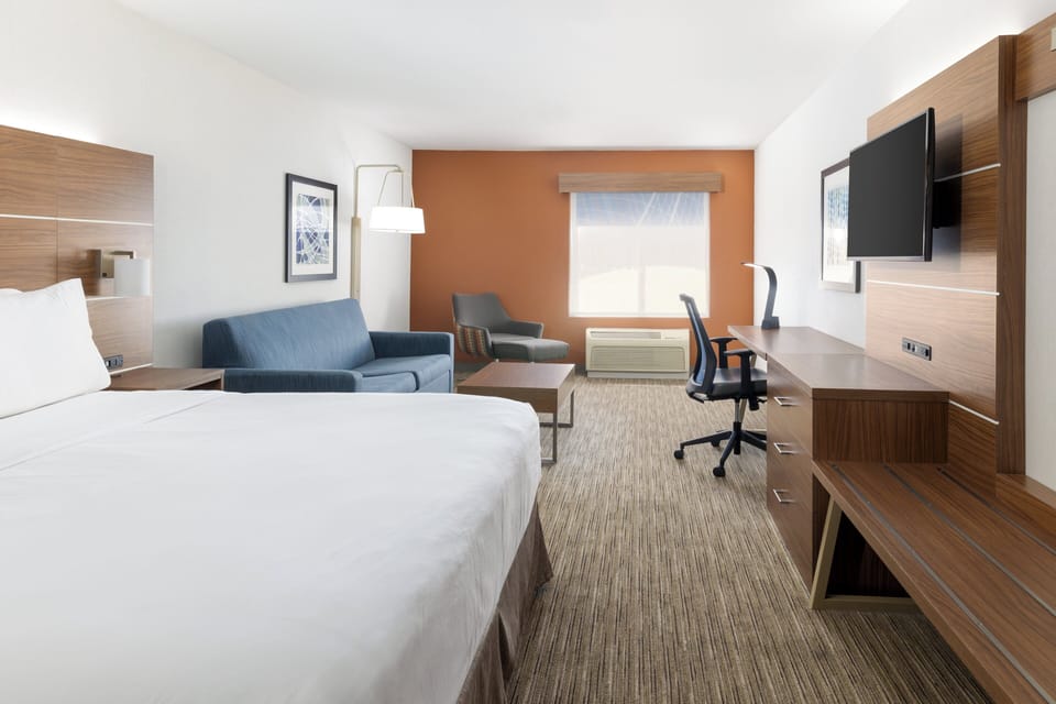 Premium bedding, in-room safe, desk, blackout drapes