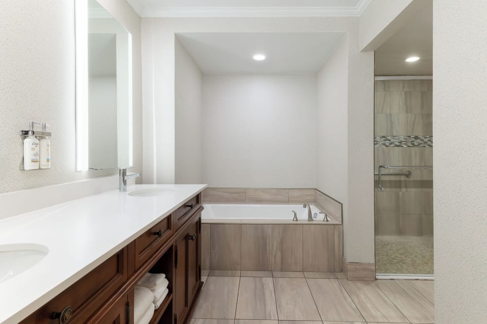 Standard Room, 1 King Bed, City View | Bathroom | Combined shower/tub, free toiletries, hair dryer, towels