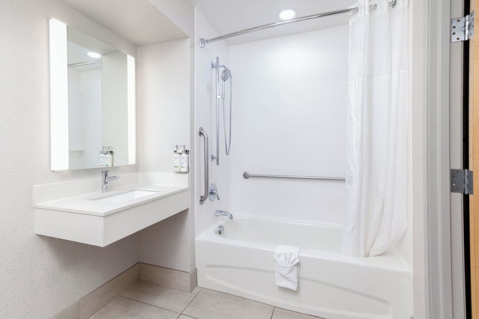 Combined shower/tub, free toiletries, hair dryer, towels