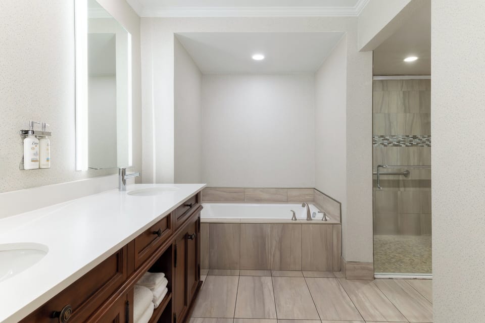 Standard Room, 1 King Bed, City View | Bathroom | Combined shower/tub, free toiletries, hair dryer, towels