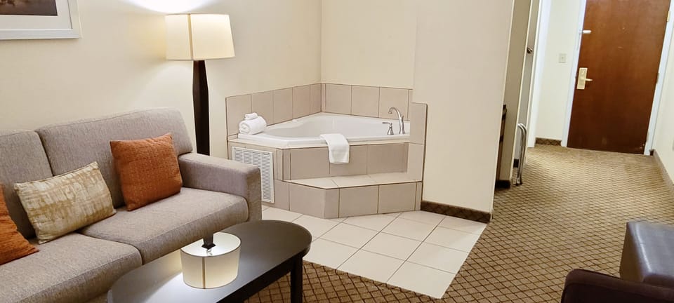 Suite, 1 King Bed with Sofa bed, Jetted Tub | Premium bedding, desk, blackout drapes, iron/ironing board