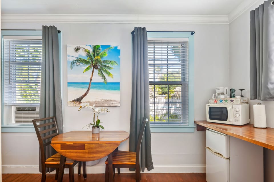 Coconut King | Living area | 32-inch flat-screen TV with cable channels, TV