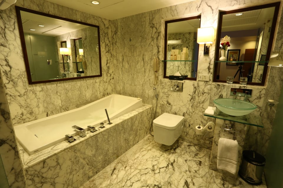 Executive Suite, 1 Bedroom, Non Smoking, Bathtub | Bathroom | Separate tub and shower, slippers