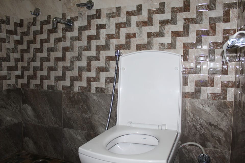 Deluxe Double or Twin Room | Bathroom | Slippers, towels