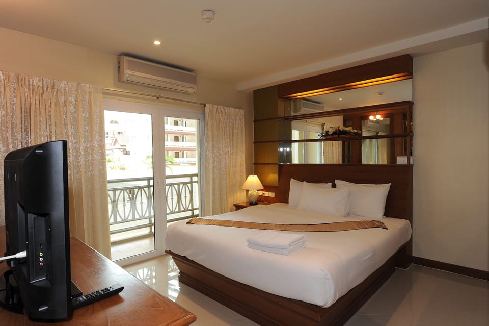 Deluxe Suite | Minibar, desk, soundproofing, free WiFi