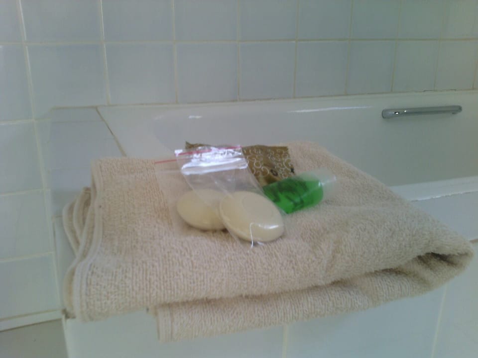 Bathtub, free toiletries, towels