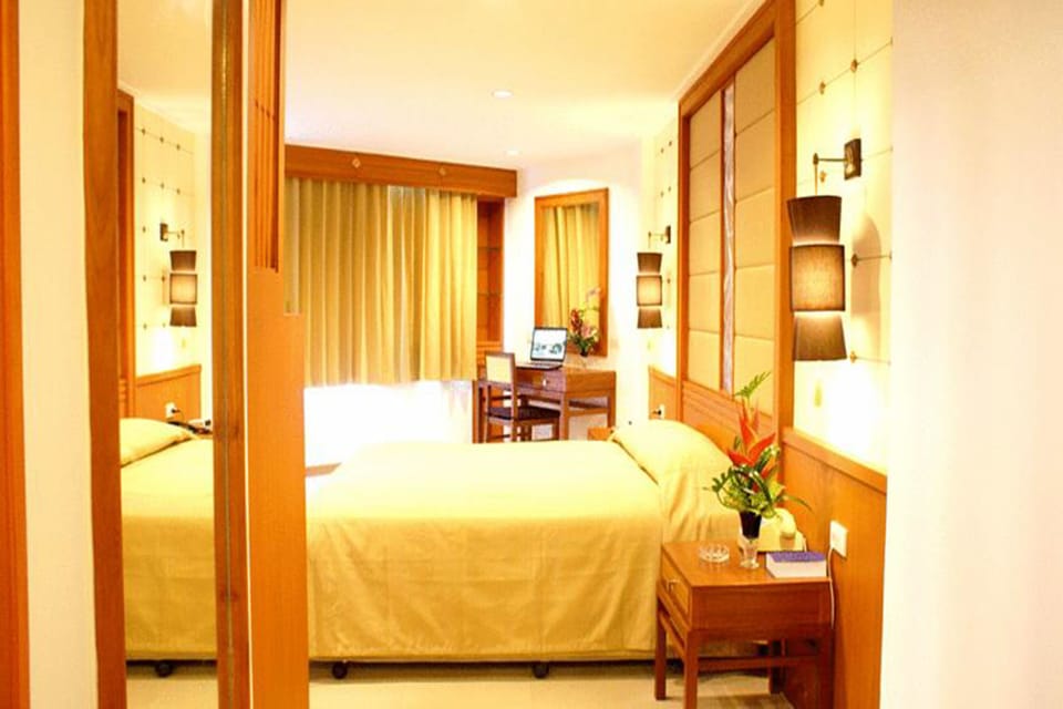 Deluxe Room | Minibar, desk, laptop workspace, blackout drapes