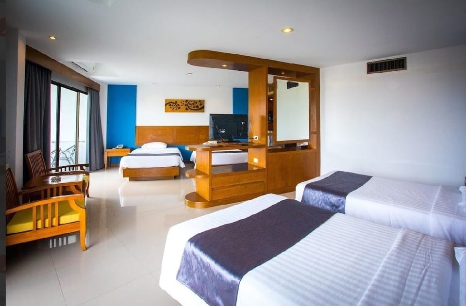 Family 4 Beds | Minibar, desk, free WiFi, wheelchair access