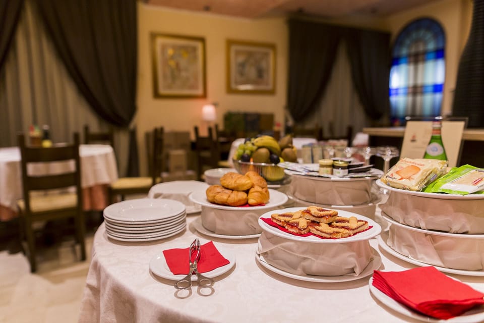 Classic Double or Twin Room | Room service - dining